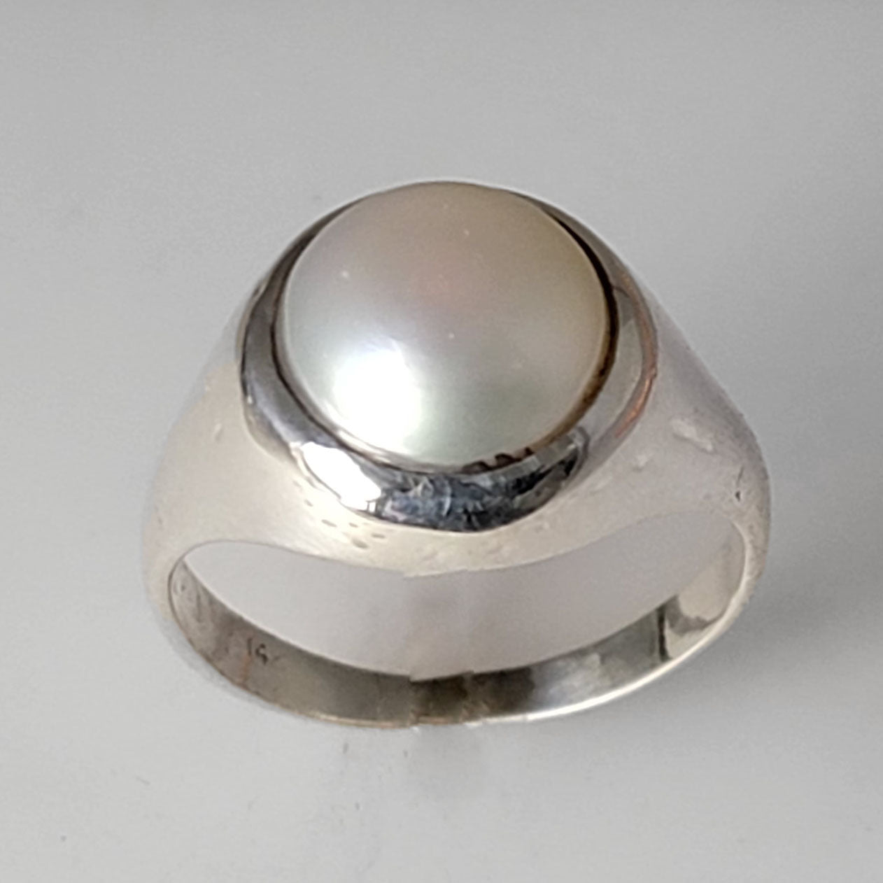 Pearl ring for the Moon