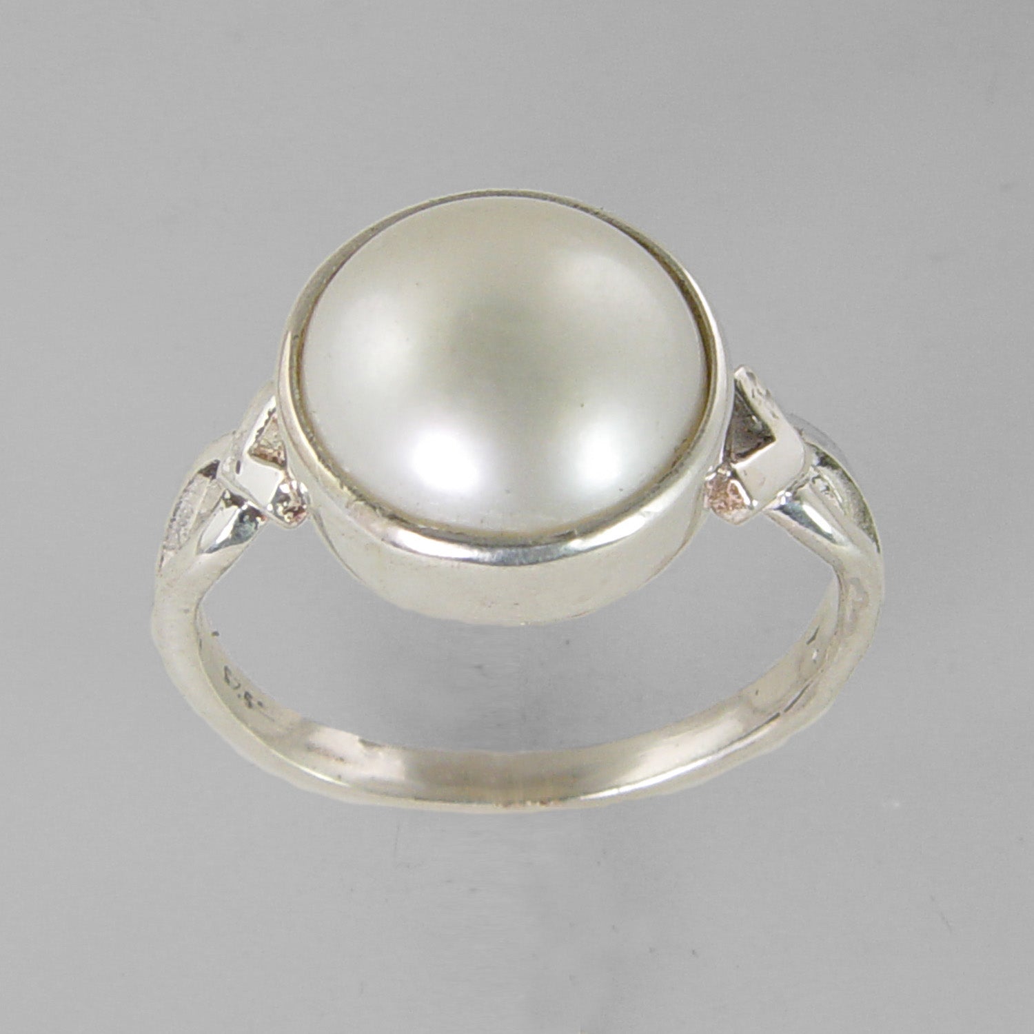 Pearl 8.5 ct Freshwater Pearl V Shank Sterling Silver Ring, Size 9