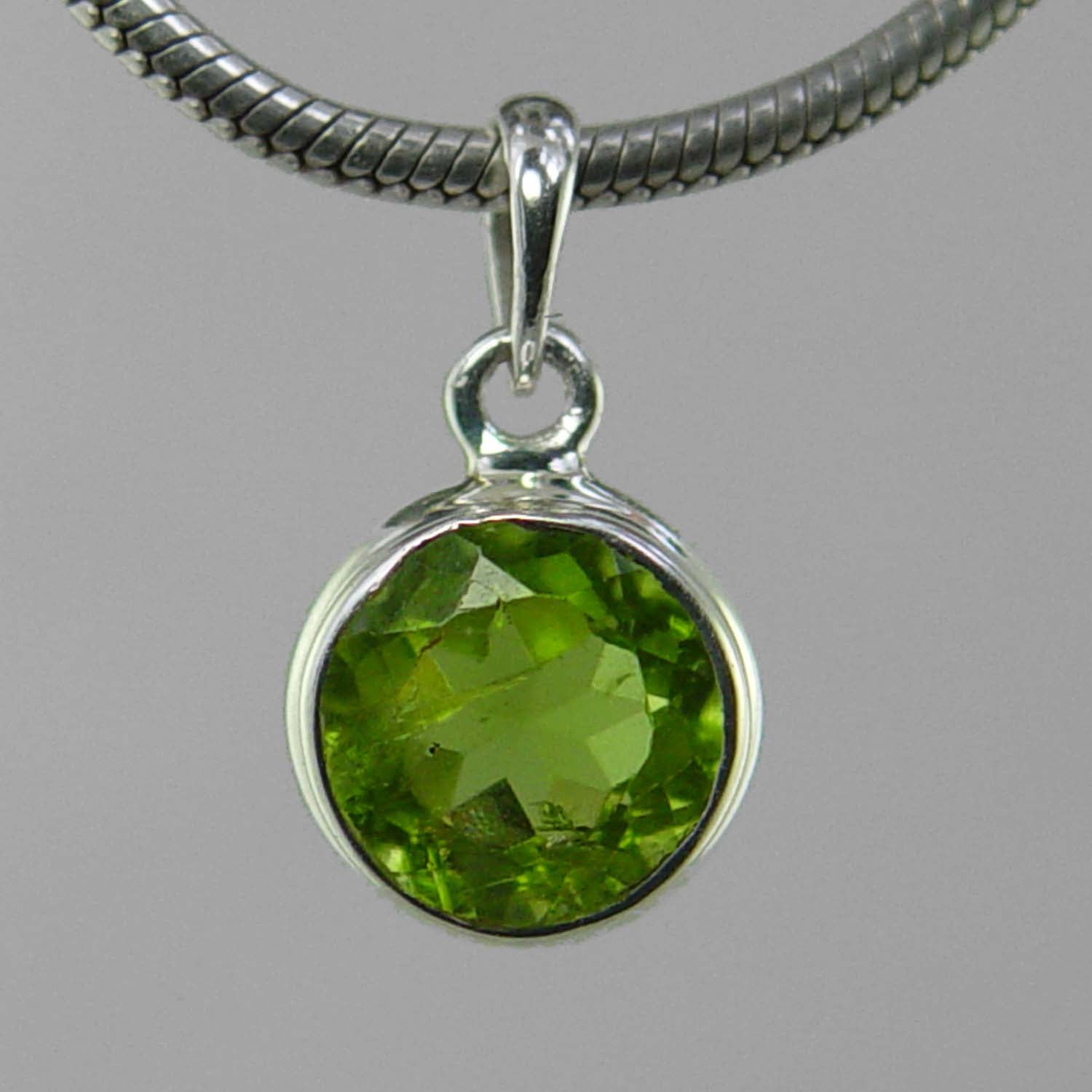 Peridot 3 ct Faceted Round Bezel Set Sterling Silver Pendant