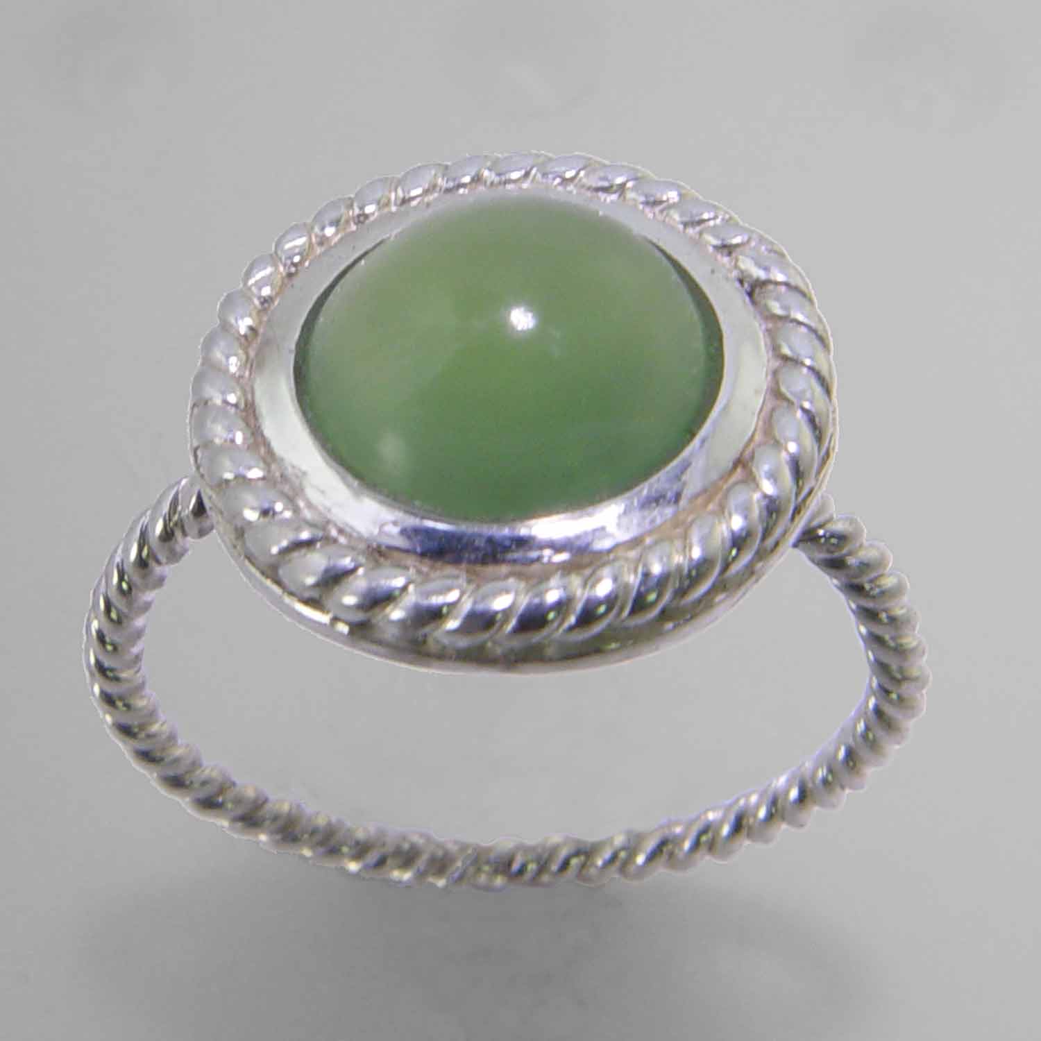 Jade 4.0 ct Round Cab Twist Bezel Set Sterling Silver Twist Shank Ring, Size 8